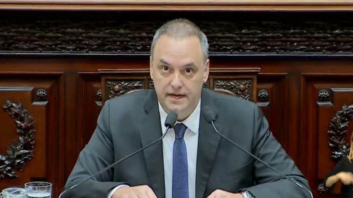 Bajo aplausos y la mirada de Milei, Adorni denunció una “operación golpista” del kirchnerismo, medios y empresarios