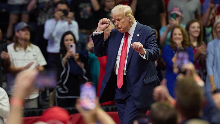 Trump se lanza a reorientar su campaña para atacar a Kamala Harris