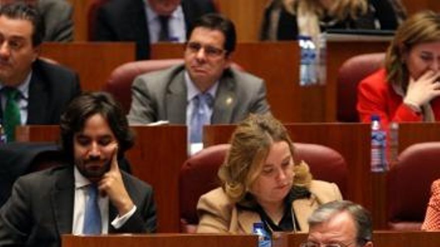 Miriam Chacón/Ical. El consejero de Fomento, Antonio Silván, en el Pleno de las Cortes de Castilla y León