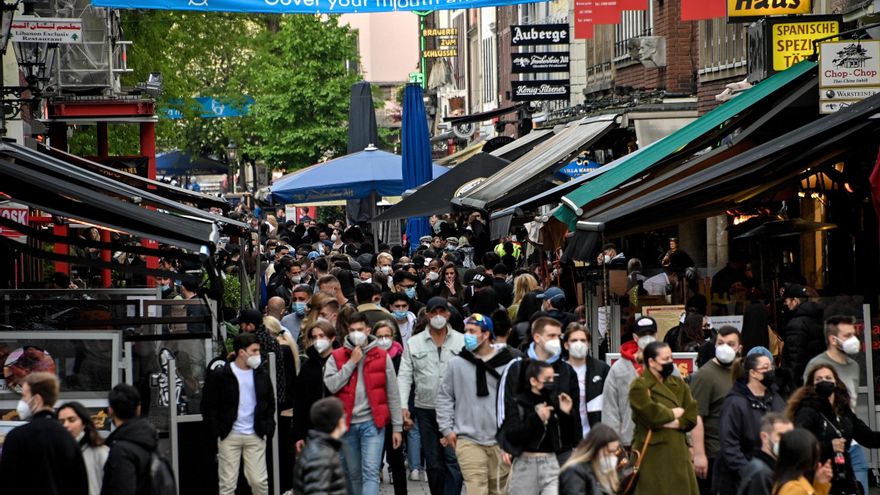 Decenas de personas paseaban el viernes por una calle con bares y restaurantes de la ciudad de Duseldorf, Alemania. EFE/EPA/SASCHA STEINBACH