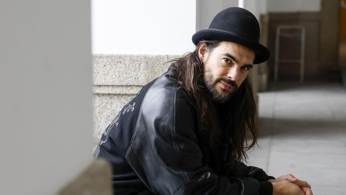 El director de cine Óliver Laxe, durante una entrevista con la agencia EFE en Madrid con motivo de la inauguración de 'Hu', una instalación que ha concebido para el Museo Reina Sofía. Laxe va a utilizar el éxito de 'Sirat', nominada a dos Globos de Oro y posible candidata a los Óscar, para "doblar la apuesta" en su próxima película, asegura a EFE.