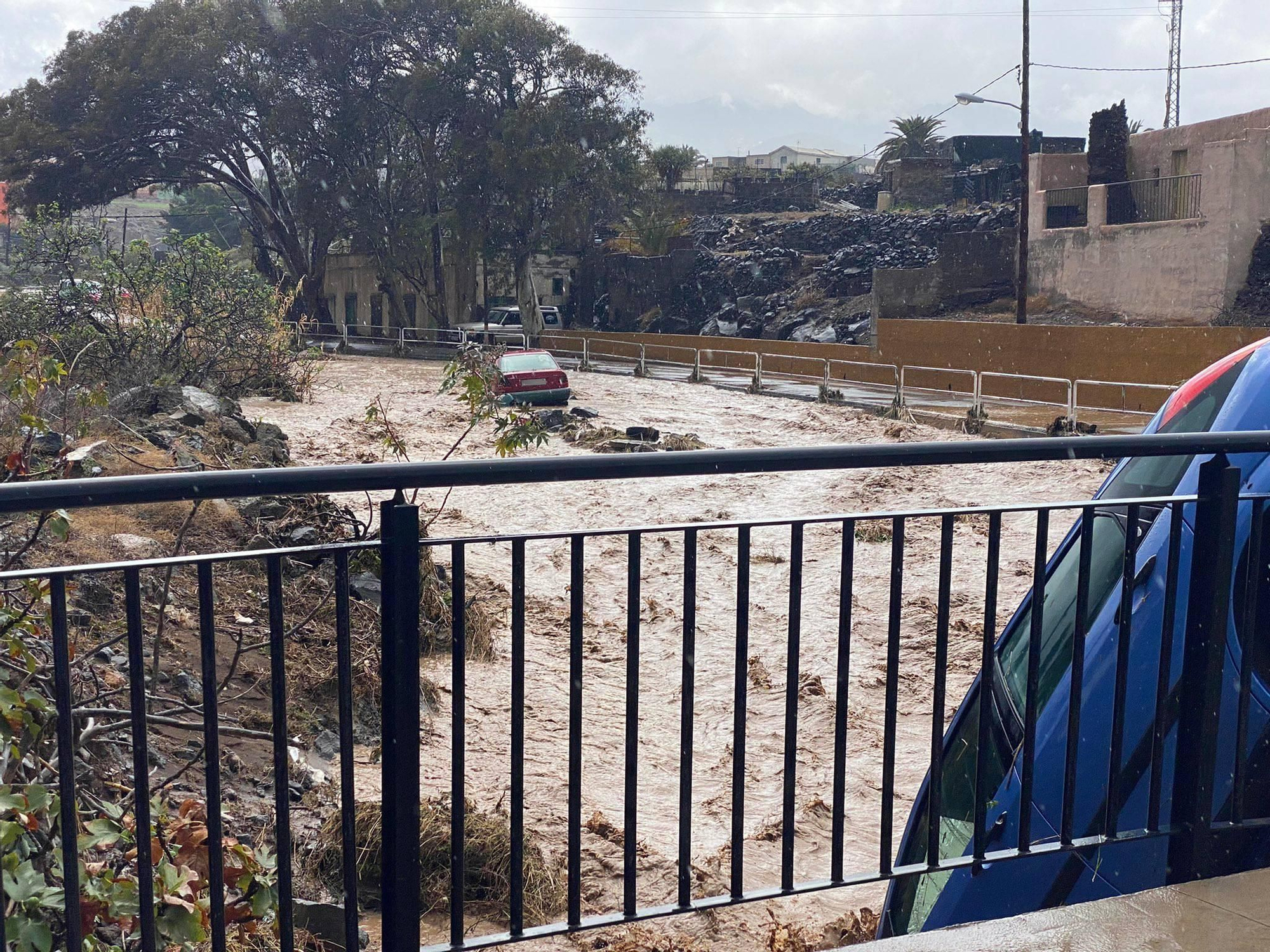 Las precipitaciones han ocasionado el arrastre de vehículos en diferentes zonas del municipio de Telde, en Gran Canaria.