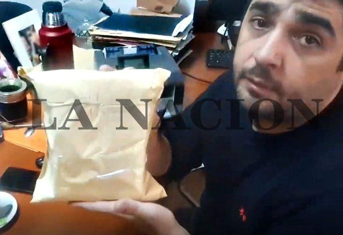 Juan Pablo Beacon y un sobre de dinero, en el video que involucra a la AFA.