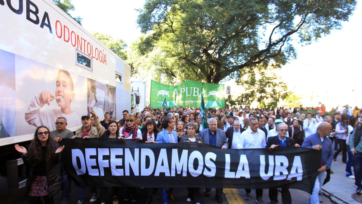 “No queremos ser millonarios, queremos una vida digna”: médicos y enfermeros alertan por la crisis en hospitales públicos