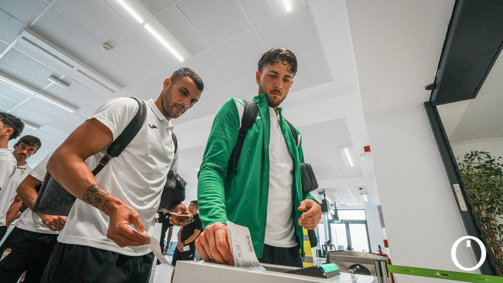 El Córdoba CF ya viaja en avión camino a Gijón