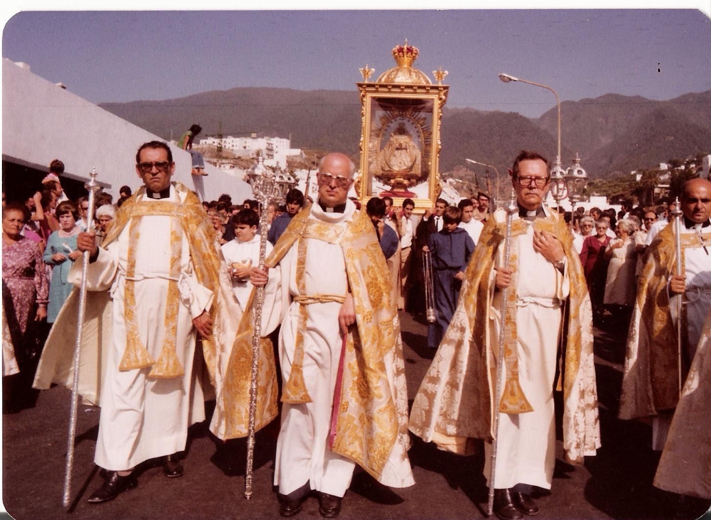 El  Sillón de Viaje de oro de la Virgen de las Nieves: celebrando 50 años de tradición y devoción.