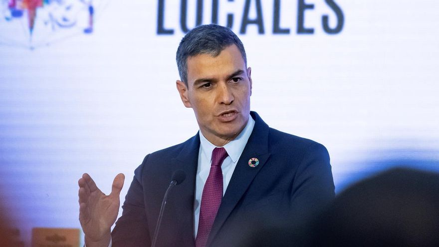 El presidente del Gobierno de España, Pedro Sánchez, durante su intervención en el I Foro Urbano de España y III Foro de Gobiernos locales que se celebra hoy en el palacio de Congresos de Sevilla.