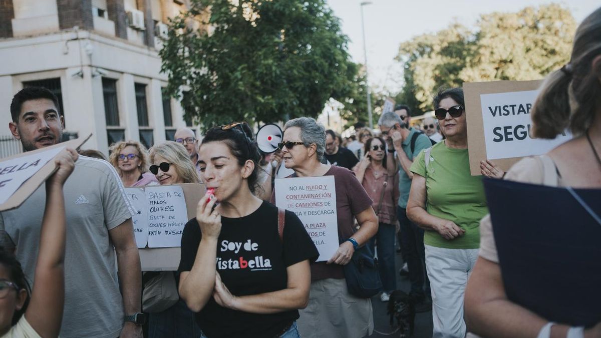 Los vecinos de Vistabella se manifiestan por un barrio más limpio, verde y seguro