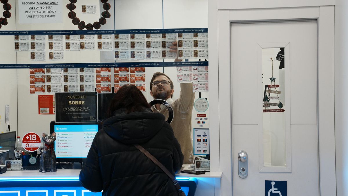 Venta de décimos de la Lotería del Niño en la víspera del sorteo de 2026.