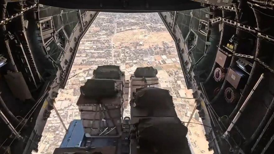 Momento del lanzamiento sobre Gaza de 12.000 kilos de ayuda española