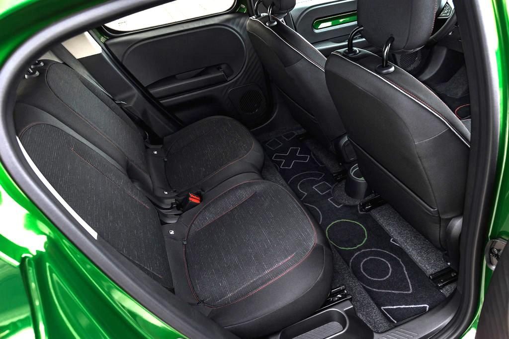 Los asientos traseros se deslizan 17 cm de manera independiente.