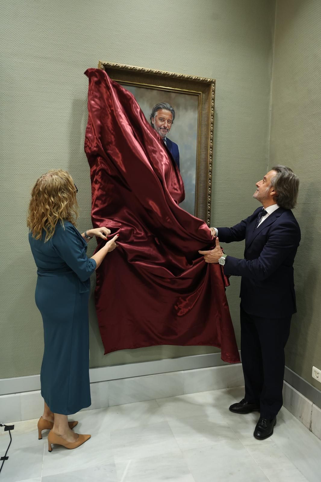 La presidenta del Parlamento de Canarias, Astrid Pérez, junto al expresidente de la Cámara regional Gustavo Matos, en un momento del acto.