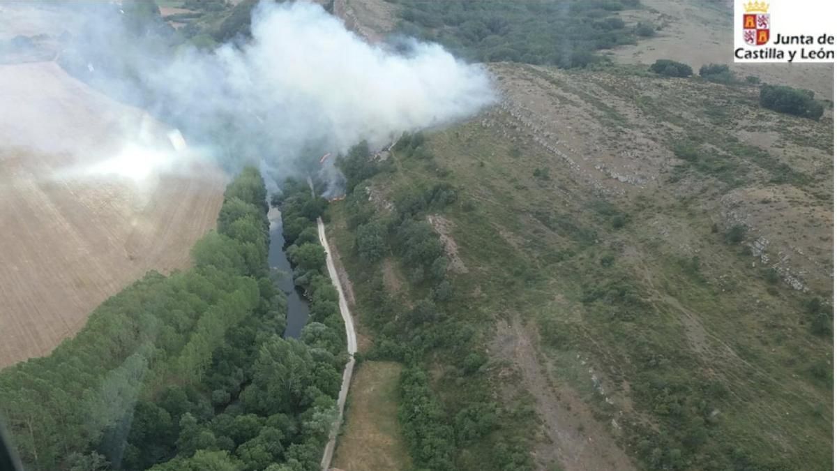 Visual aérea del incendio localizado en Cervera de Pisuerga (Palencia).