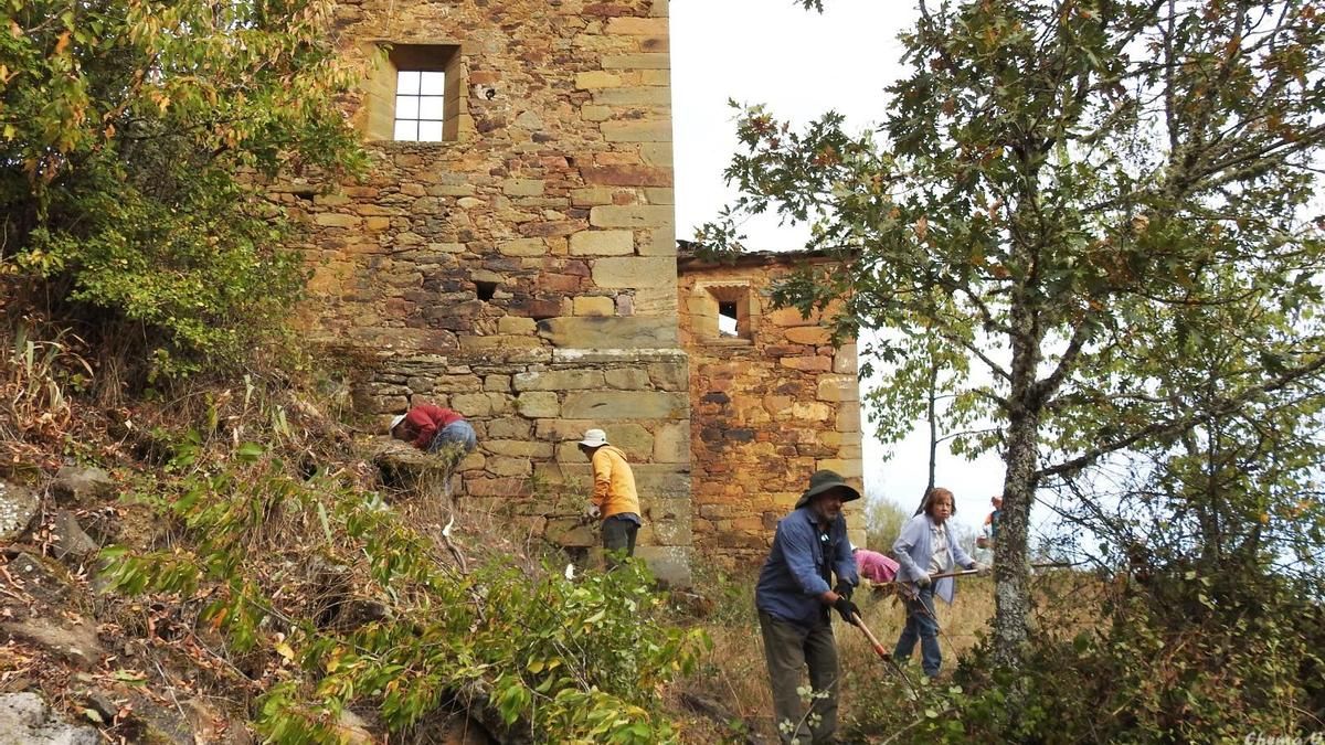 Hacendera en el pueblo abandonado de Santibáñez de Montes a cargo de voluntarios de Promonumenta .