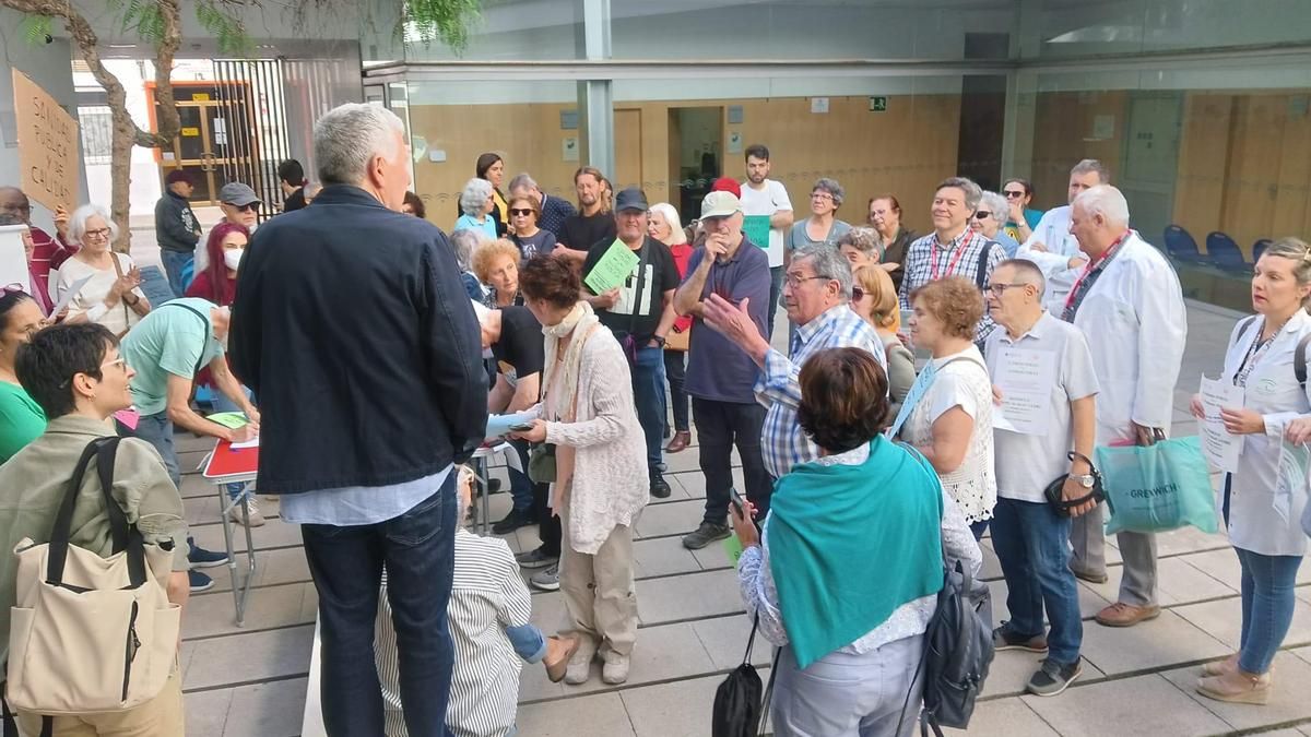 Usuarios y profesionales en la protesta en el centro de salud Lucano.