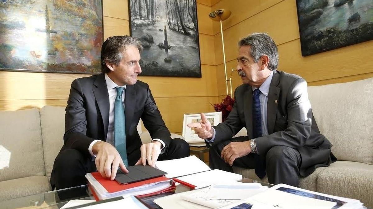 Revilla ha recibido a De la Serna en su despacho. | LARA REVILLA
