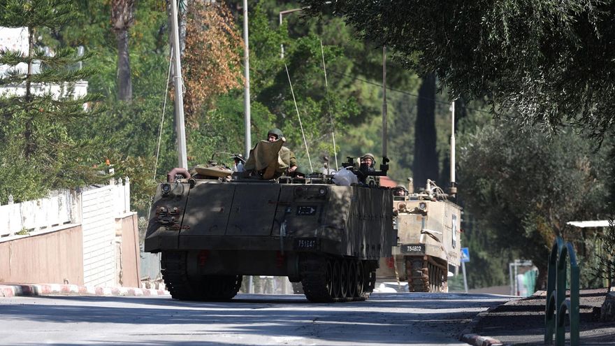 Blindados israelíes desplegados en las localidades evacuadas en las proximidades de la frontera con Líbano.