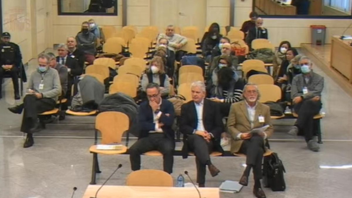 Álvaro Pérez, Pablo Crespo y Francisco Correa en el banquillo de los acusados (en primer término) y Francisco Camps, al final a la derecha.