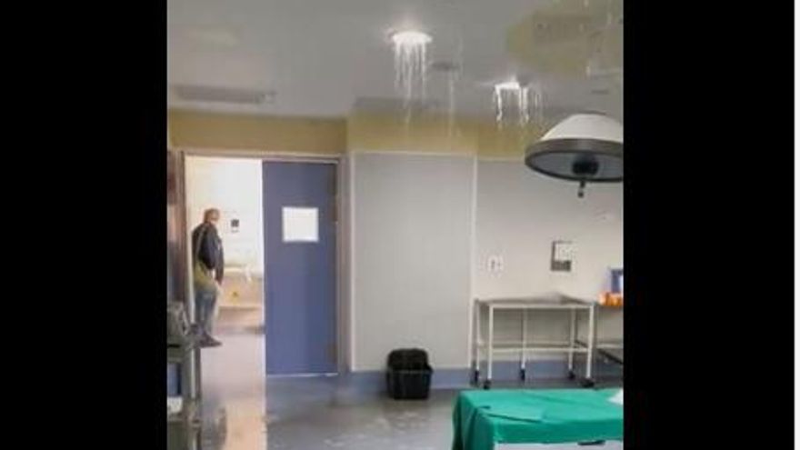 El quirófano de Badajoz en el que cayó un techo, ahora se inunda