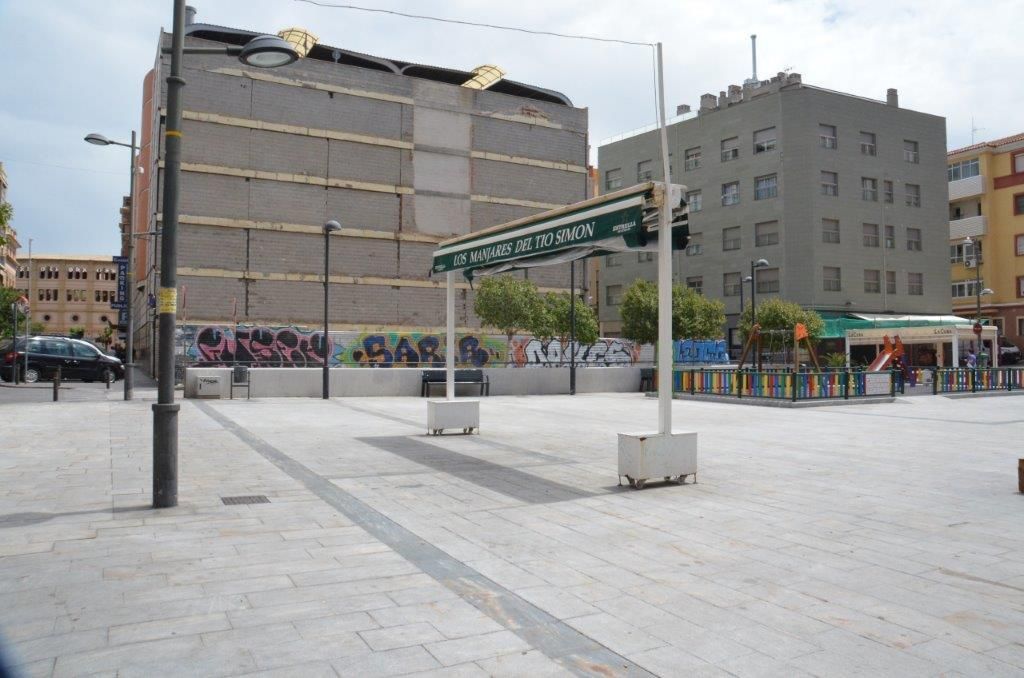 La calle Simón García con los locales cerrados en apoyo a la huelga