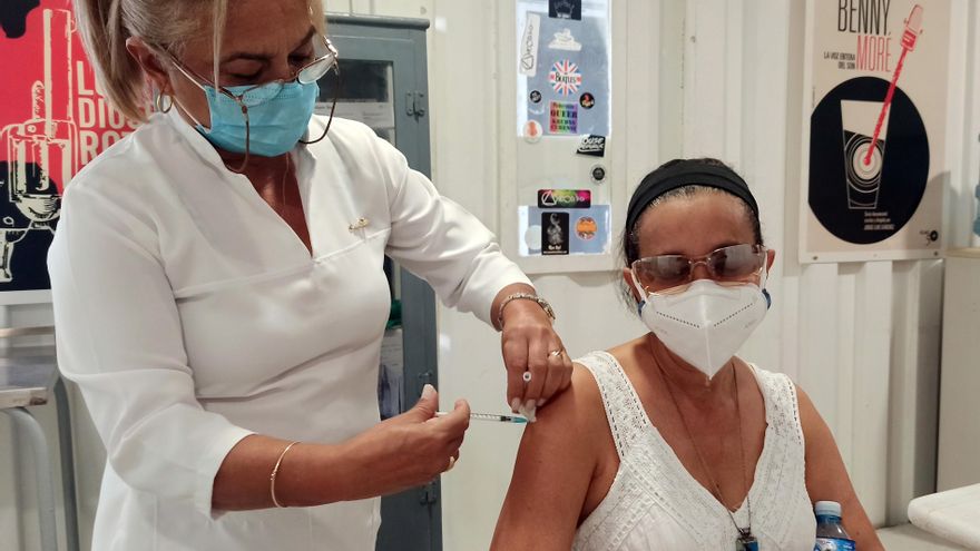 Fotografía de archivo en la que se registró a una mujer al ser vacunada contra la covid-19, con una dosis del biológico cubano  Abdala, en La Habana (Cuba). EFE/Ernesto Mastrascusa