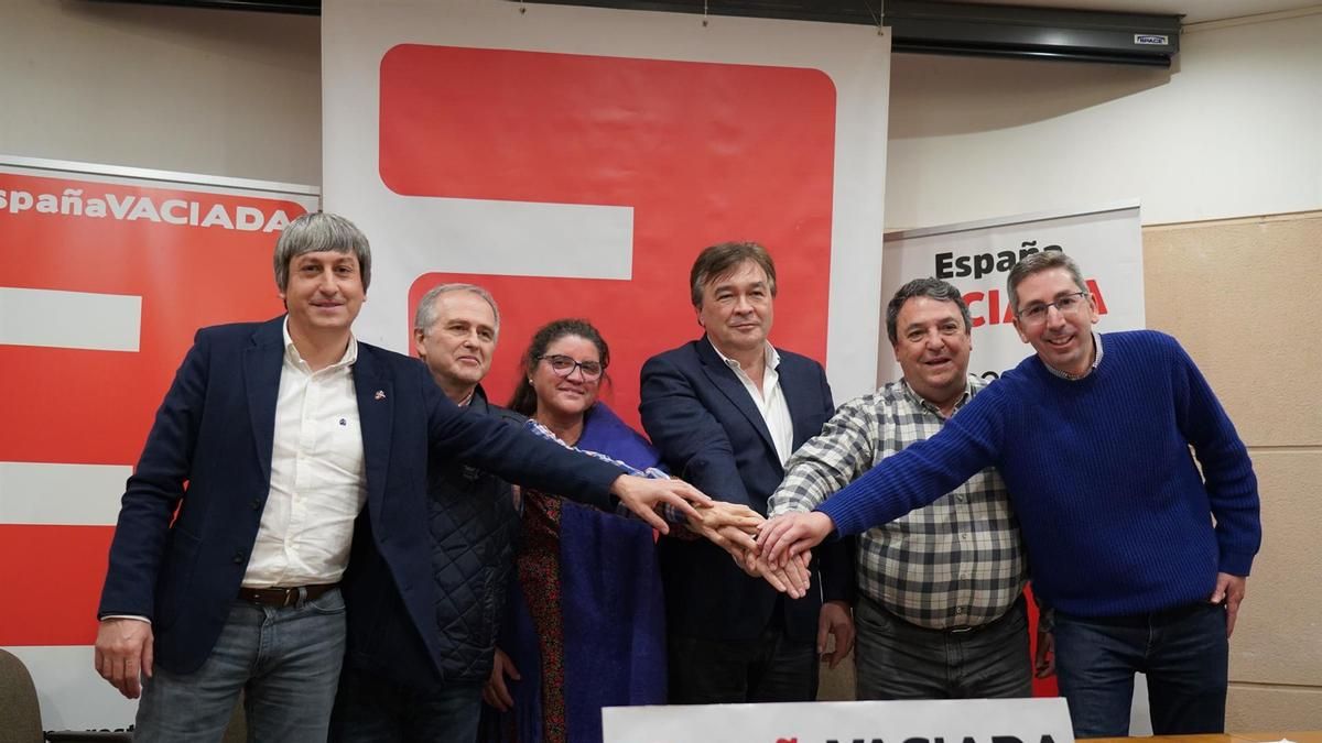 En la imagen representantes de la España Vaciada: el segundo por la derecha es Cruz Fernández de Cuenca Ahora