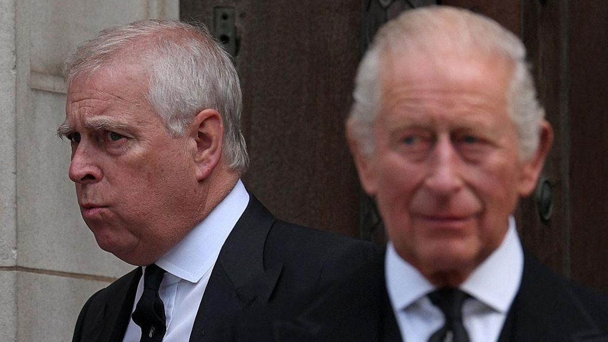 Andrés Mountbatten-Windsor y el rey Carlos III, en el funeral de la duquesa de Kent en la catedral de Westminster, en Londres, el 16 de septiembre de 2025.
