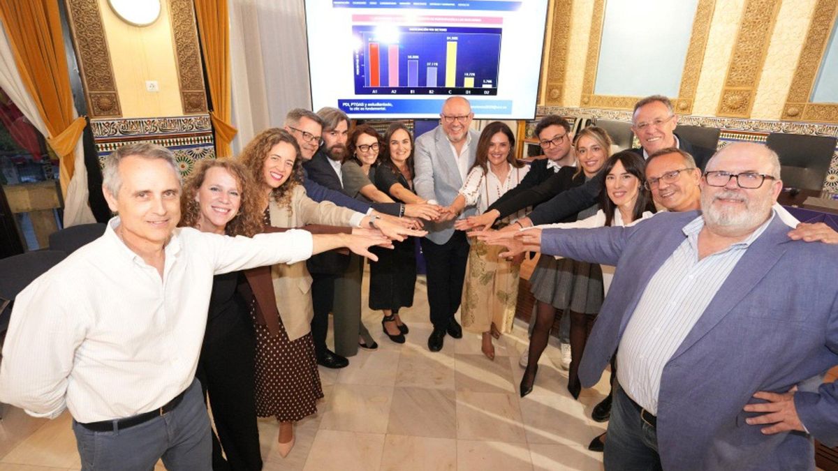 El rector (centro, al fondo) y su nuevo equipo, tras resultar reelegido en los comicios celebrados el pasado abril