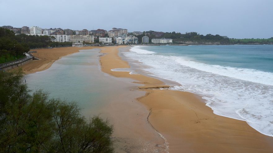 Archivo - Olas en una playa de Santander