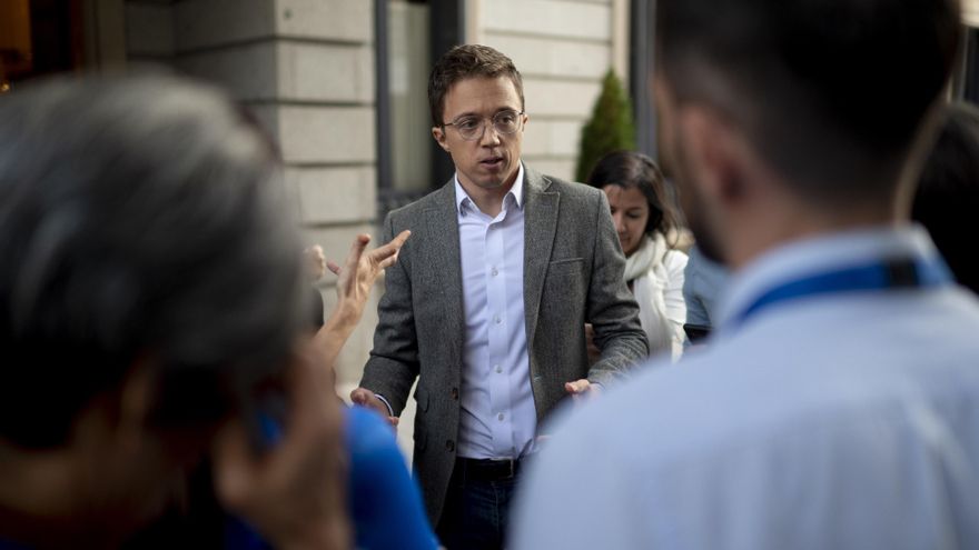 (Foto de ARCHIVO)  El portavoz de Sumar en el Congreso, Íñigo Errejón, a su salida de una sesión plenaria, en el Congreso de los Diputados, a 22 de octubre de 2024, en Madrid (España). El Congreso vota la toma en consideración de dos iniciativas legislati