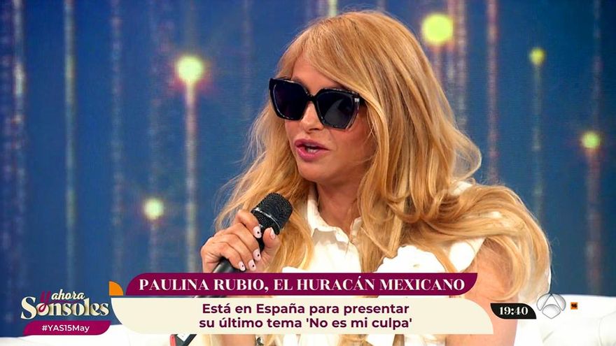 El 'show' de Paulina Rubio en Antena 3: llegó tarde, rechazó un micrófono y dijo que acababa de hablar con Rocío Jurado