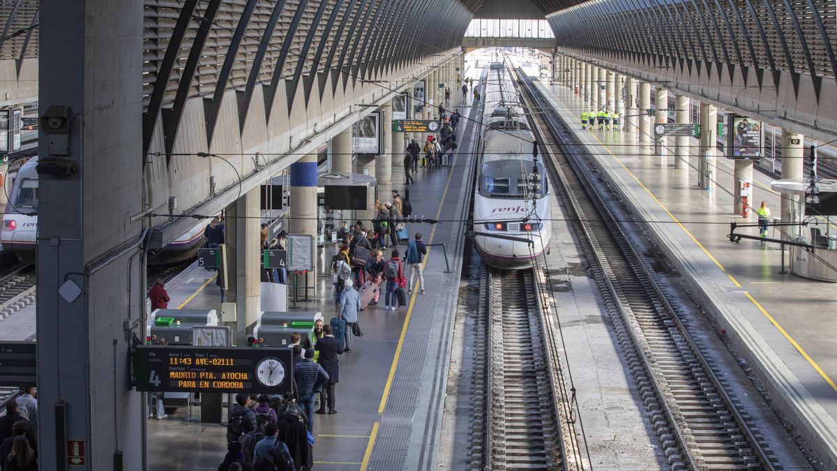 Pasajeros en la estación ferroviaria de Santa Justa, con el panel de horarios de los trenes al fondo. A 18 de enero de 2023, en Sevilla (Andalucía, España).