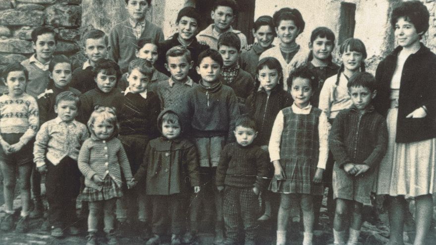 Escolares con la maestra en la calle San Roque, en 1961
