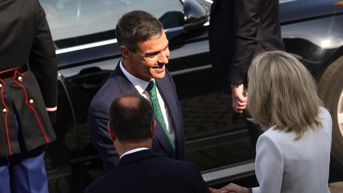Pedro Sánchez saluda al primer ministro francés, Sebastian Lecornu, y a Brigitte Macron.