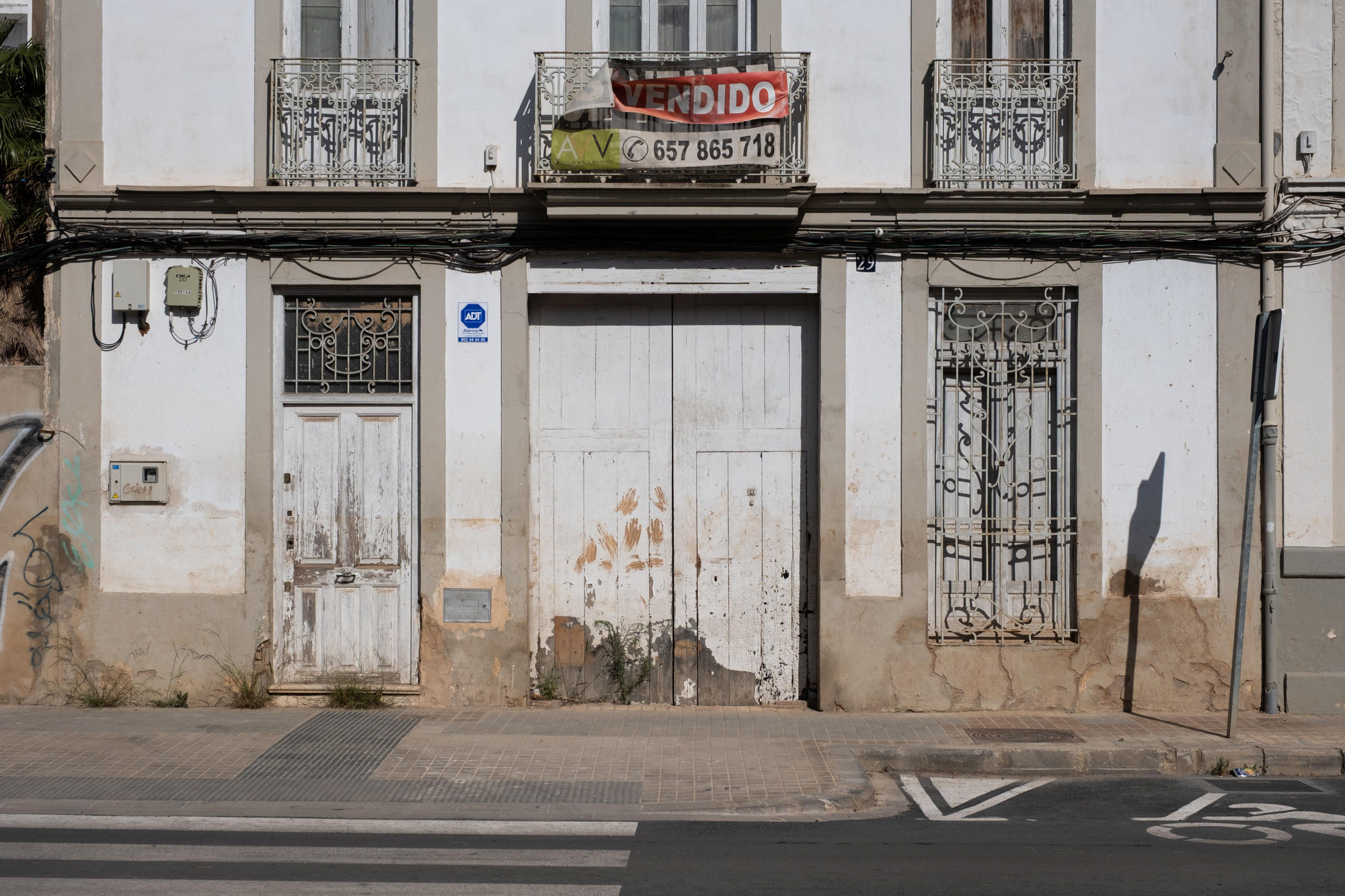 Edificio abandonado y con restos de barrio en el barrio