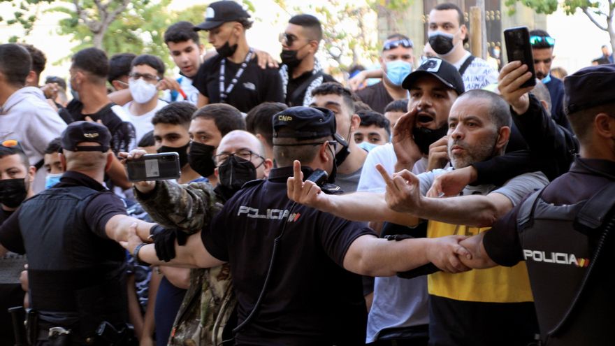Manifestantes contrarios a Vox durante la visita de Abascal a Ceuta el 24 de mayo.