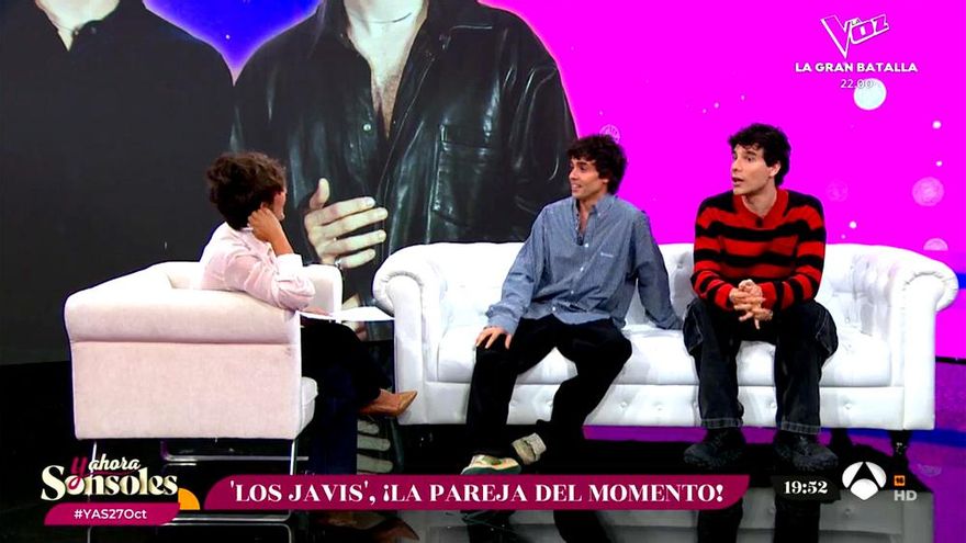 Los Javis sonrojaron a Sonsoles Ónega con su confesión en directo: "Cenamos con vosotros"