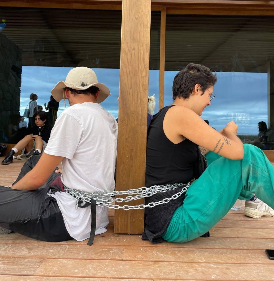 Activistas encadenados este lunes a las oficinas de Cuna del Alma en el Puertito de Adeje, Tenerife