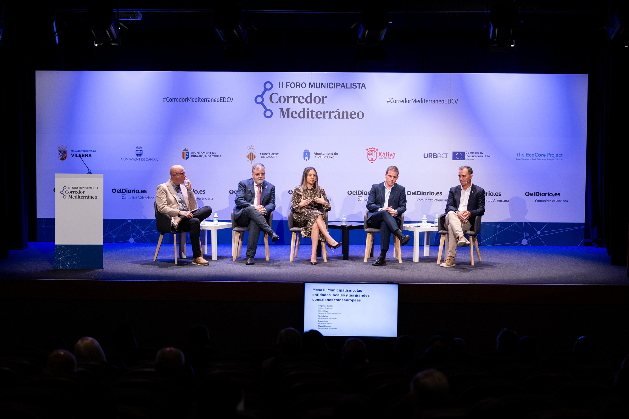El periodista de elDiario.es Miguel Giménez junto a los alcaldes de Villena, Fulgencio Cerdán; la Vall d'Uixò, Tania Baños; Xàtiva, Roger Cerdà; y Riba-roja del Túria, Robert Raga, en el II Foro Municipalista Corredor Mediterráneo.