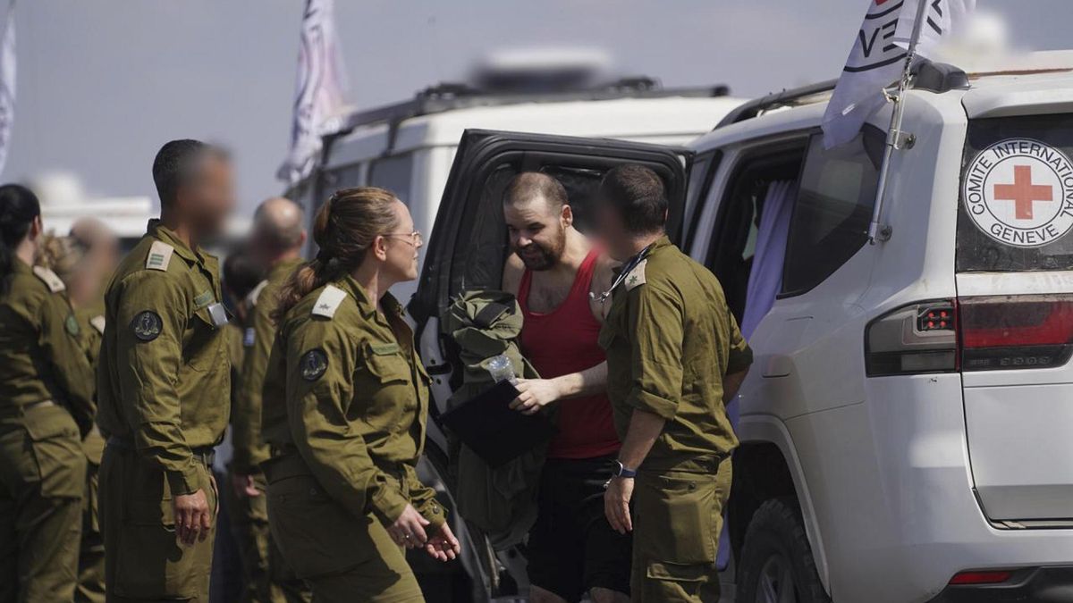 Eitan Horn sale de un vehículo de la Cruz Roja este lunes tras su liberación.