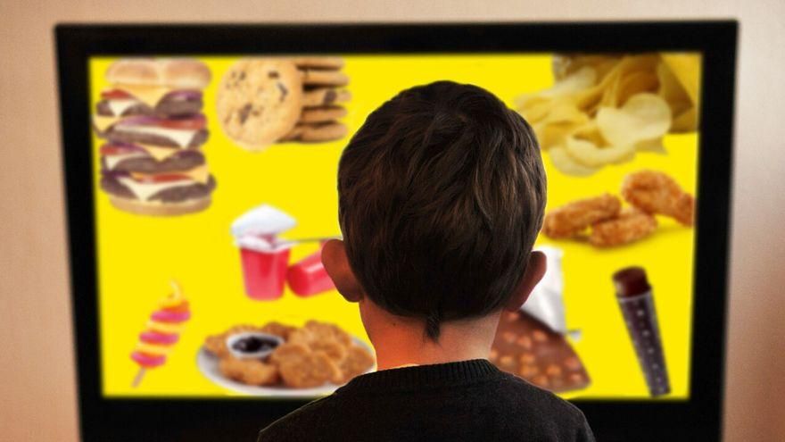 Las evidencias científicas de cómo la publicidad de alimentos y bebidas no saludables influye en los niños