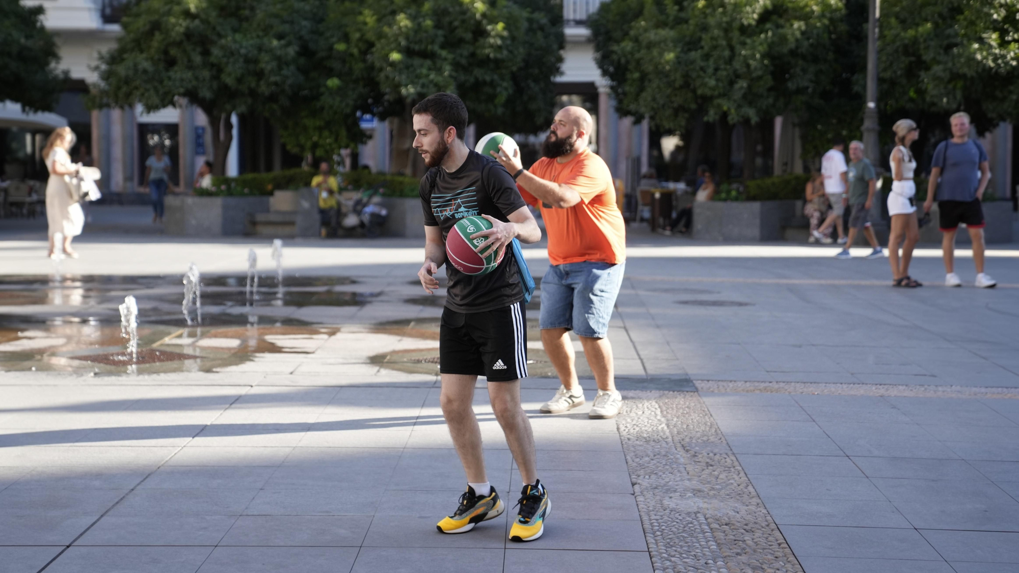 El Cajasol Coto Córdoba CB lleva el baloncesto a la Plaza de las Tendillas