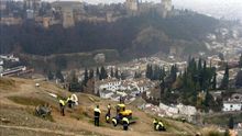 La Policía desaloja las casas-cueva de San Miguel, en Sacromonte de Granada
