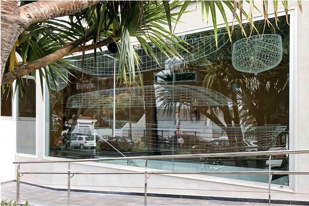 Cristalera de la fachada del Real Club Náutico de La Palma donde figuran los planos de 'La Mariposa', de Sebastián Arozena Henriquez.