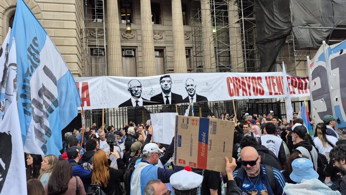 Dos escenarios y críticas a la Corte: la Ley de Tierras volvió a sacar a la oposición a la calle