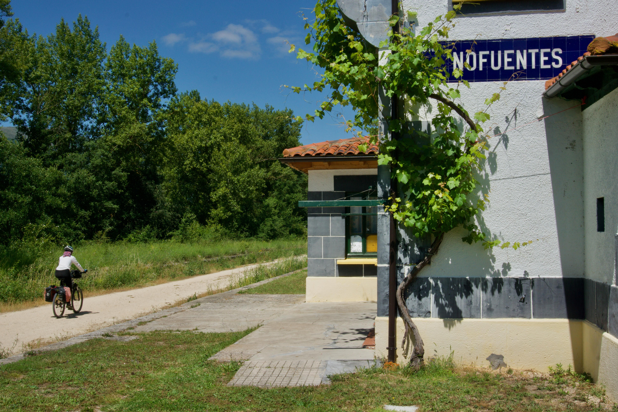 Apeadero en valle del río Nela