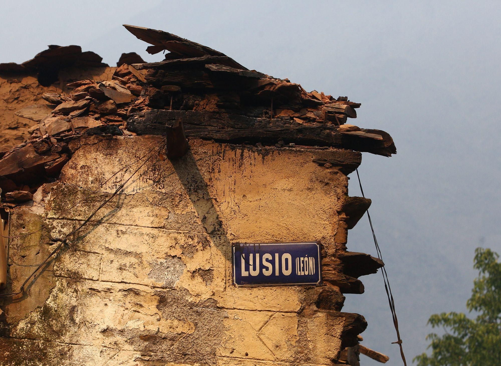 Las llamas calcinan el pueblo de Lusío en El Bierzo
