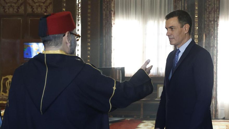 El presidente del Gobierno español, Pedro Sánchez (d), se reúne con el rey Mohamed VI de Marruecos (i), en un encuentro que pretende simbolizar el cierre definitivo de la crisis diplomática entre sus dos países tras el aval de España a la propuesta de autonomía marroquí para el Sahara Occidental, este jueves en el Palacio Real de Rabat, Marruecos.