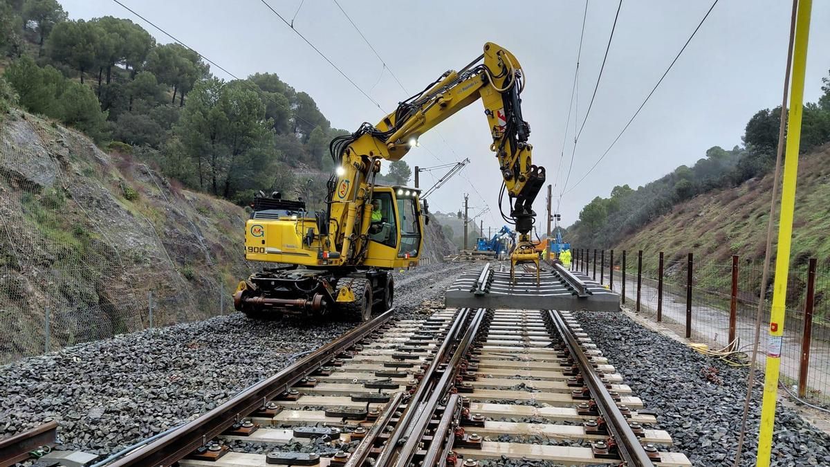 40 técnicos y 20 vehículos trabajan en la reparación de la vía en Adamuz