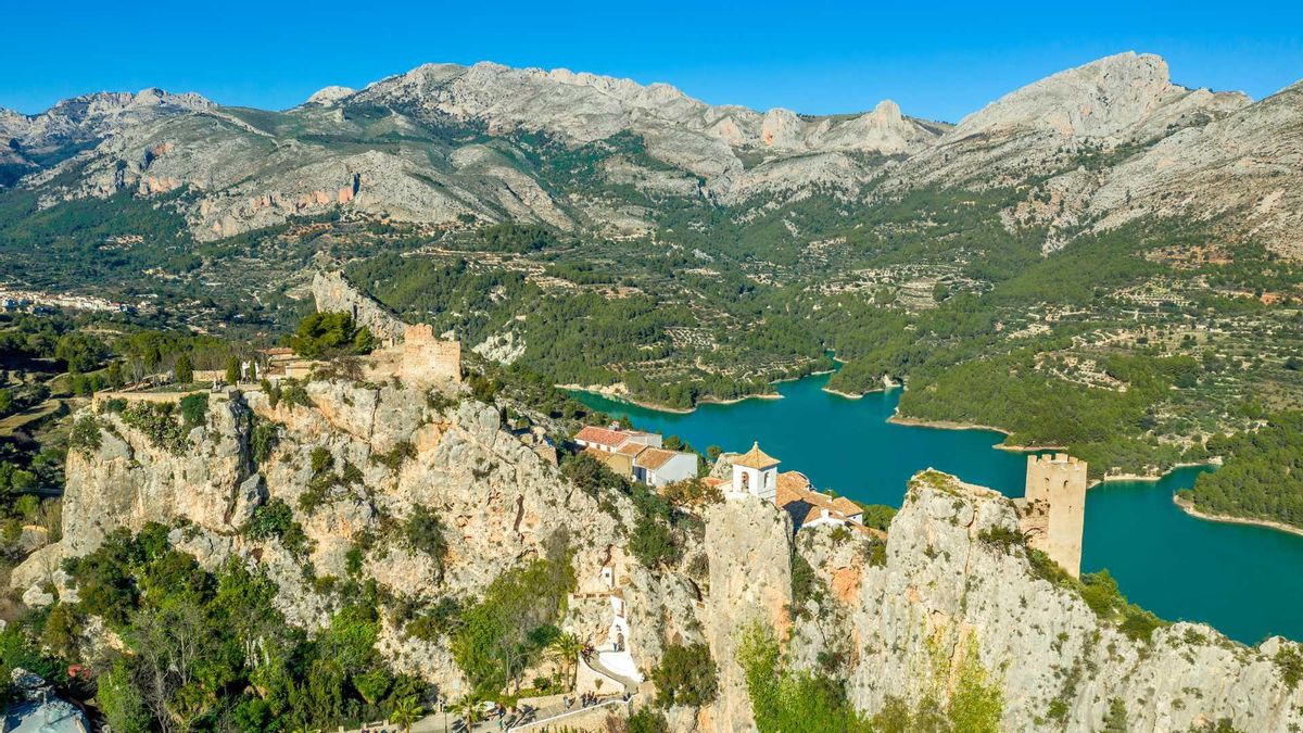 Construido en el siglo XI en lo alto de una roca, el castillo de este pequeño pueblo alicantino sufrió dos terremotos y una voladura